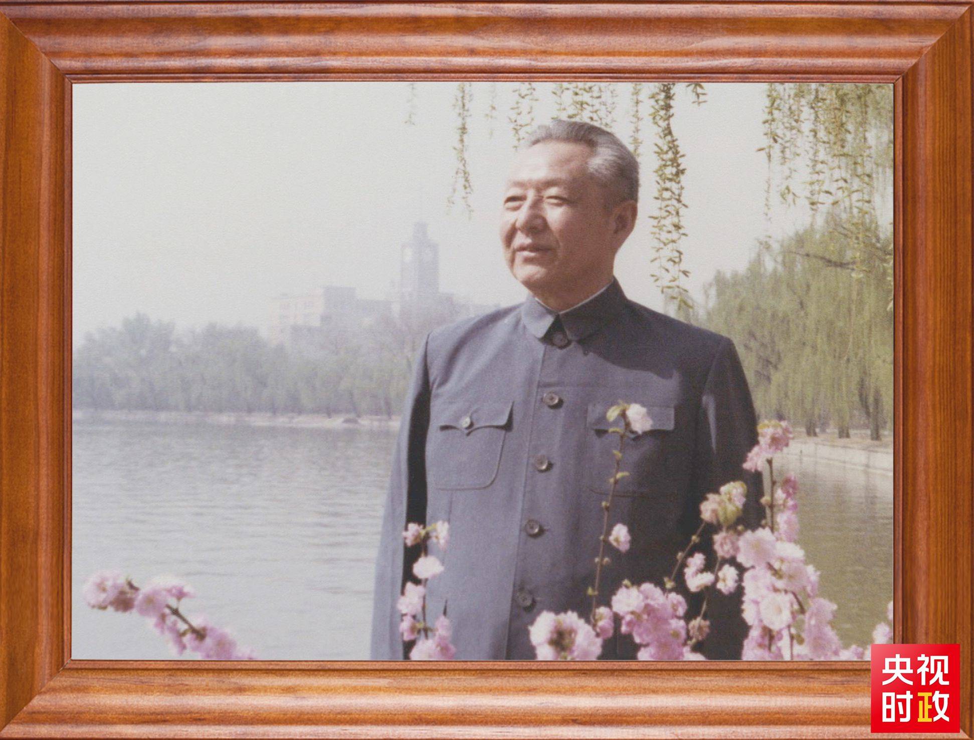 △這是習近平父親習仲勛同志的照片。2023年10月15日，是習仲勛同志誕辰110周年紀念日。這張照片第一次出現(xiàn)在他的書架上。