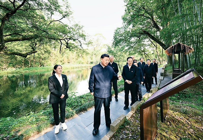 2023年10月10日至13日，中共中央總書(shū)記、國(guó)家主席、中央軍委主席習(xí)近平在江西考察。這是11日下午，習(xí)近平在上饒市婺源縣秋口鎮(zhèn)王村石門(mén)自然村考察時(shí)，了解饒河源國(guó)家濕地公園和極度瀕危鳥(niǎo)類(lèi)藍(lán)冠噪鹛保護(hù)等情況。 新華社記者 謝環(huán)馳/攝