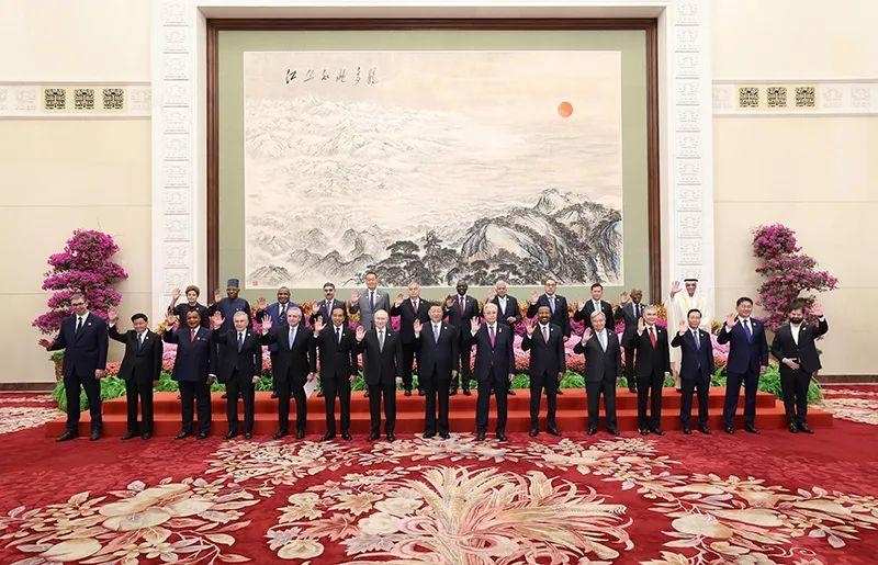 10月18日，習近平主席在北京人民大會堂出席第三屆“一帶一路”國際合作高峰論壇開幕式并發(fā)表主旨演講。這是習近平同國際貴賓集體合影。