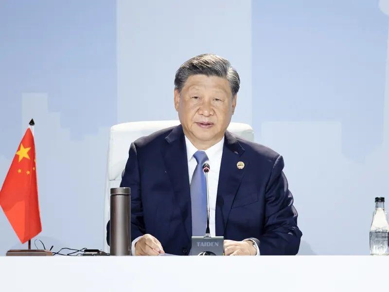 當?shù)貢r間8月24日，習近平主席在南非約翰內(nèi)斯堡出席金磚國家領(lǐng)導人第十五次會晤特別記者會。
