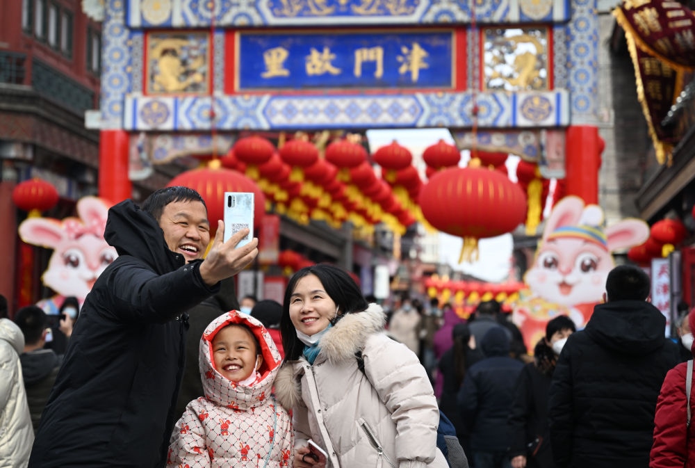2023年1月26日，農(nóng)歷大年初五，游客在天津古文化街留影。新華社記者 趙子碩 攝