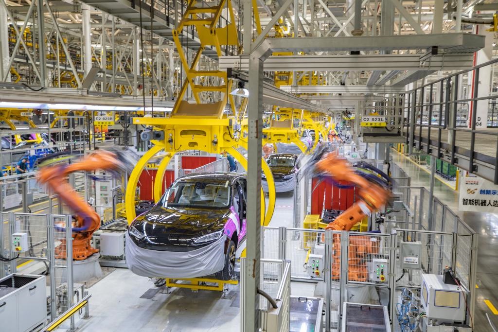 這是2023年8月29日拍攝的賽力斯汽車有限公司兩江智慧工廠作業(yè)現(xiàn)場(chǎng)。新華社記者 黃偉 攝