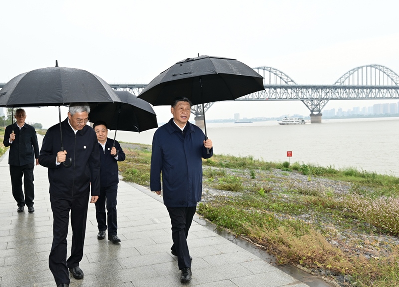 2023年10月10日，習(xí)近平在長江國家文化公園九江城區(qū)段考察時(shí)，冒雨沿江堤步行察看沿岸風(fēng)貌。