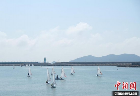 浙江象山，杭州亞運(yùn)會(huì)帆船項(xiàng)目運(yùn)動(dòng)員揚(yáng)帆起航。林波 攝