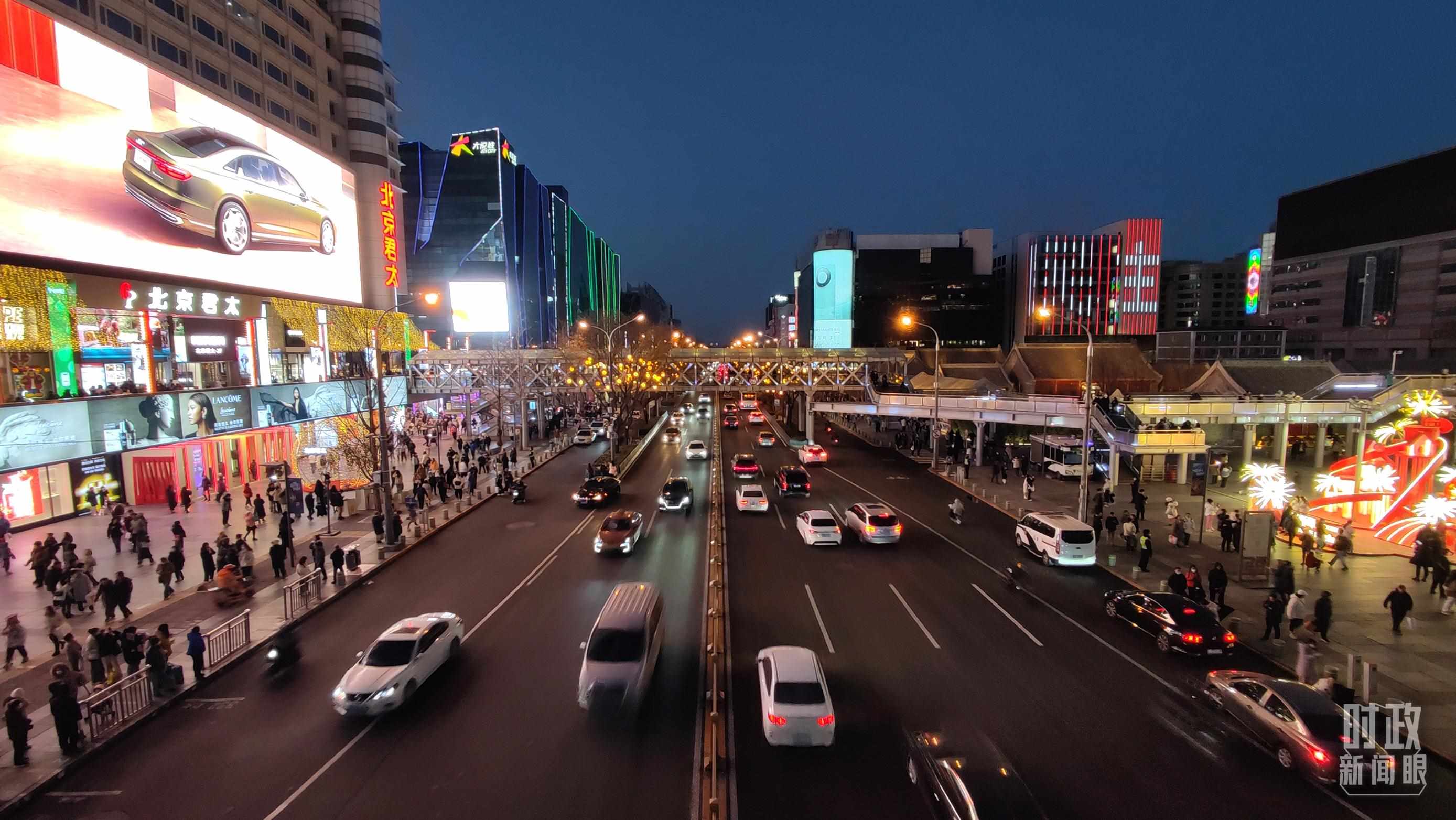 △2023年12月31日，北京西單商業(yè)街區(qū)。（總臺央視記者薛冠南拍攝）