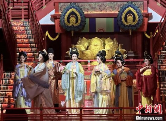 2023年12月31日晚間，在長安十二時辰主題街區(qū)進行的漢服表演。 中新社記者 張一辰 攝