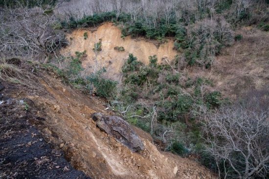  1月2日，在日本石川縣羽咋郡，地震引起山體滑坡。新華社記者張笑宇攝
