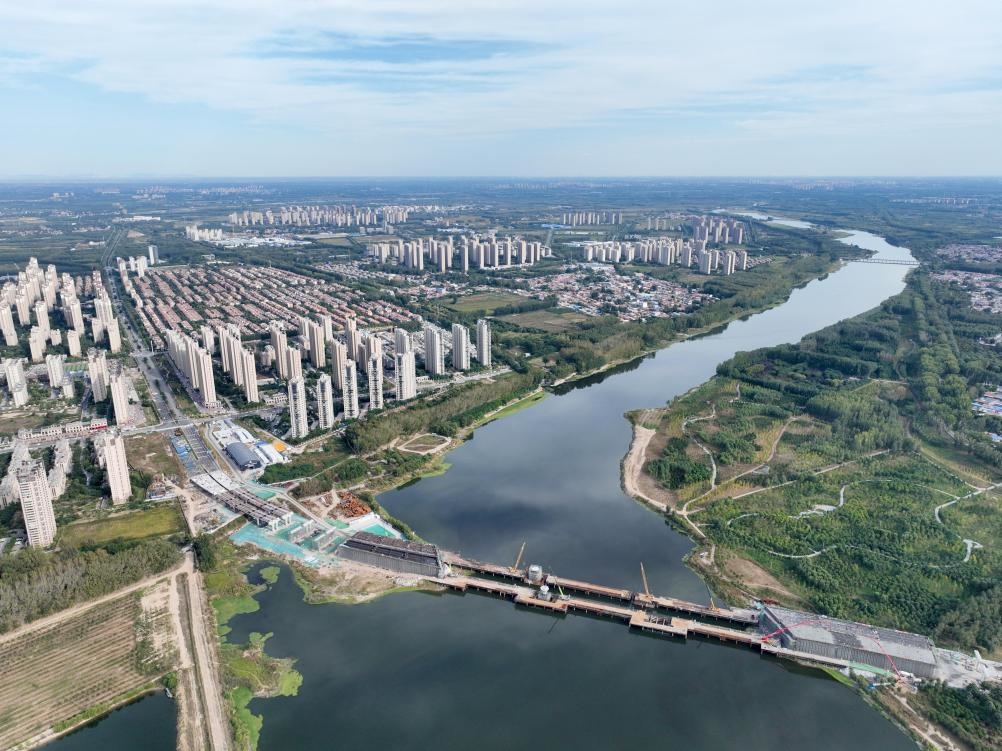 2023年10月拍攝的跨潮白河大橋施工現(xiàn)場(chǎng)。 新華社記者 邢廣利 攝
