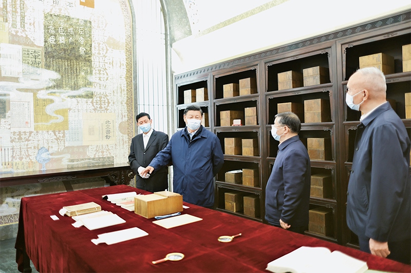 2023年6月1日，習(xí)近平總書記在中國國家版本館考察時，在蘭臺洞庫了解館藏精品版本保存情況。
