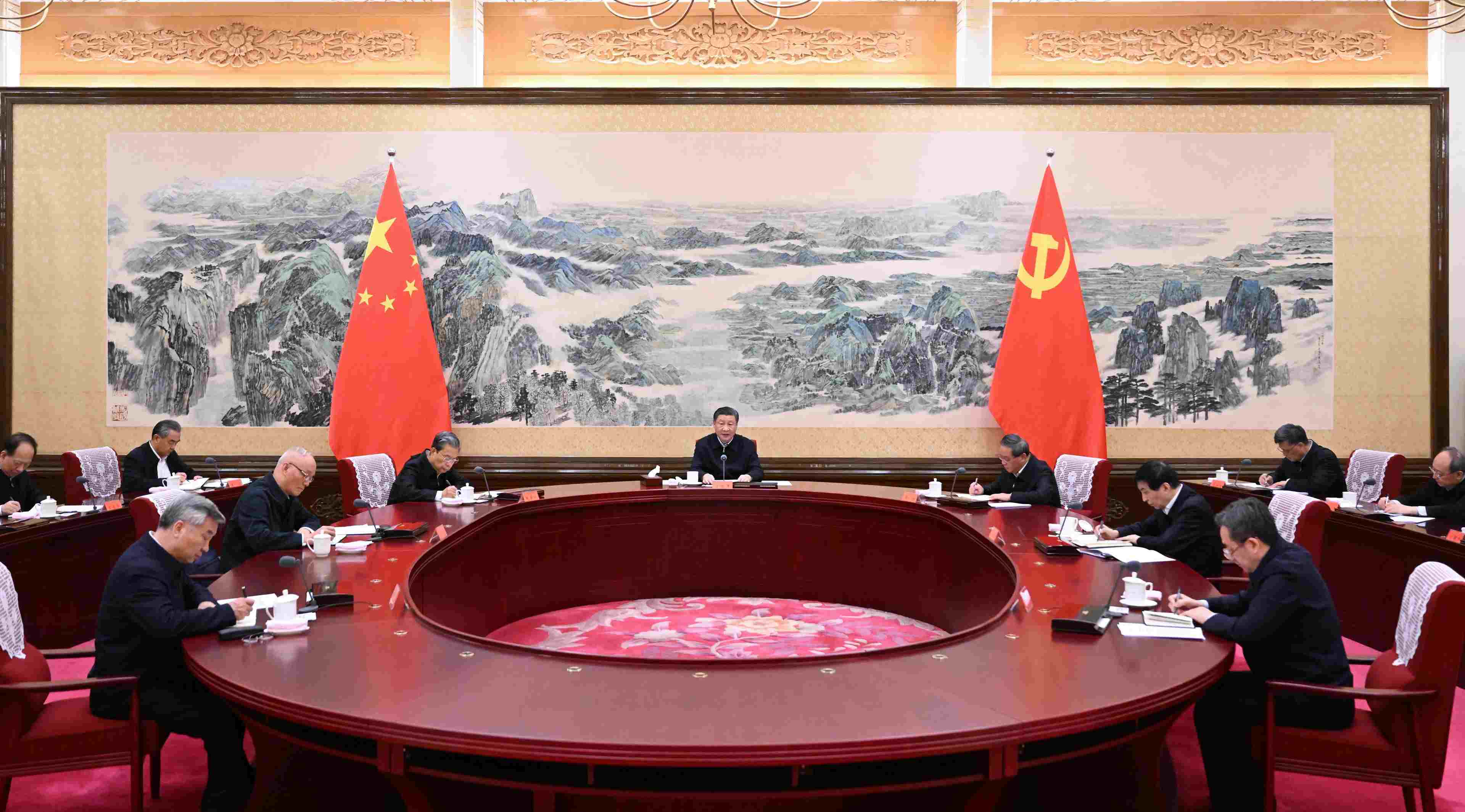 2023年12月21日至22日，中共中央政治局召開學(xué)習(xí)貫徹習(xí)近平新時(shí)代中國(guó)特色社會(huì)主義思想主題教育專題民主生活會(huì)，中共中央總書記習(xí)近平主持會(huì)議并發(fā)表重要講話。