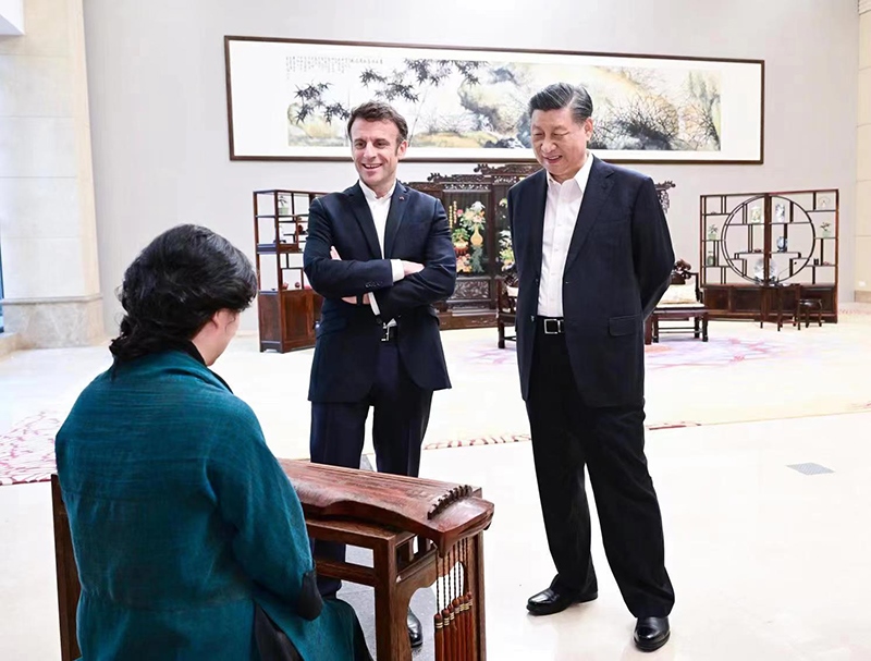 2023年4月7日，習(xí)近平主席在廣東省廣州市松園同法國總統(tǒng)馬克龍舉行非正式會晤。這是兩國元首在白云廳欣賞古琴演奏。