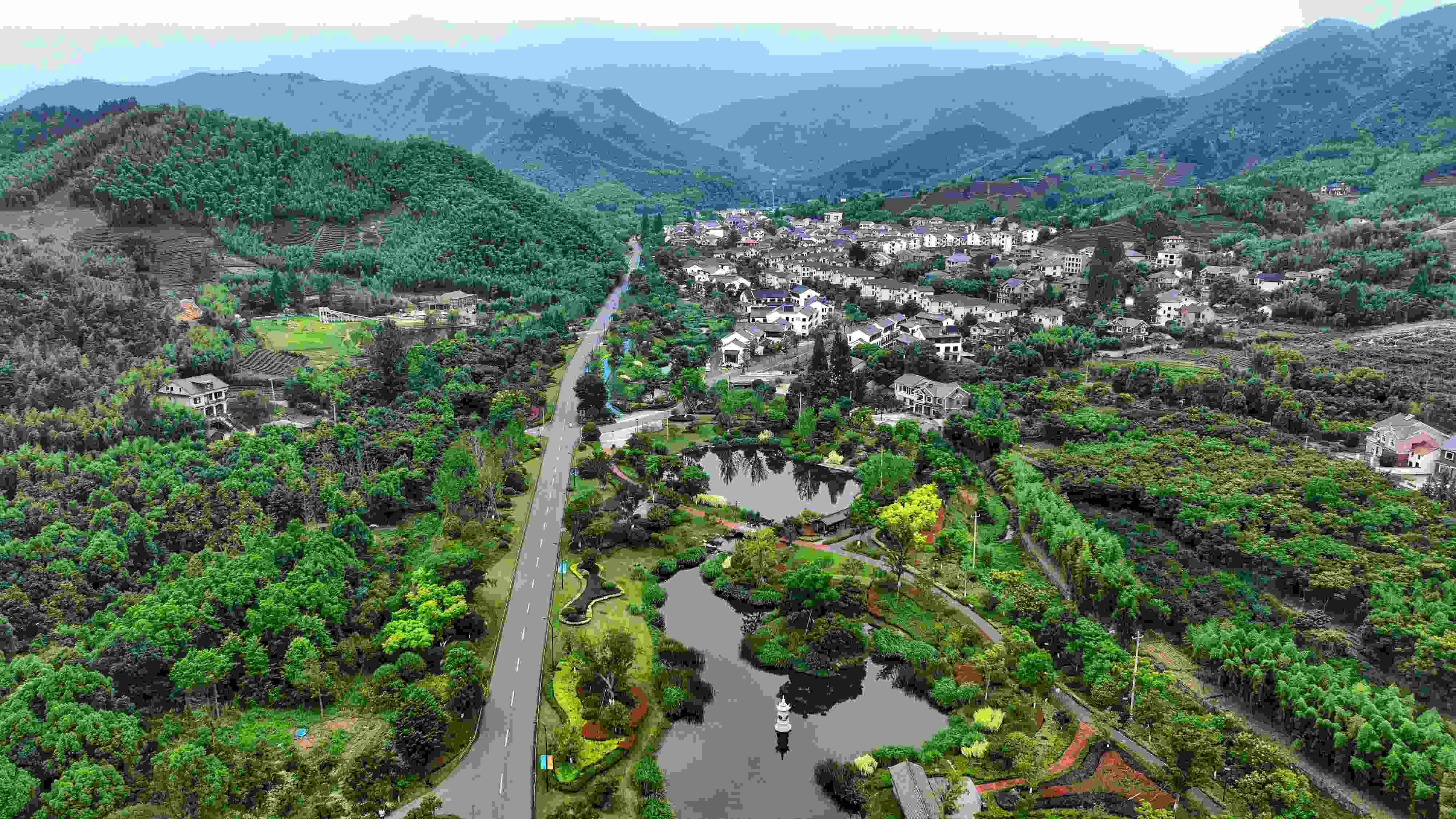 2023年6月6日，杭州余杭區(qū)徑山鎮(zhèn)鄉(xiāng)村，生態(tài)碧水、沿路花海與村莊農(nóng)房相映成趣，構(gòu)成一幅美麗的山水田園畫。