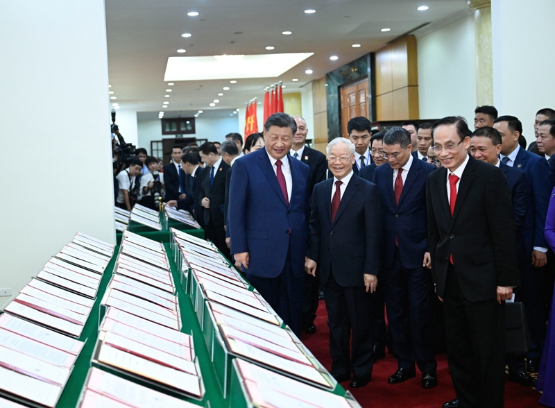 當地時間2023年12月12日下午，剛剛抵達河內的中共中央總書記、國家主席習近平在越共中央駐地同越共中央總書記阮富仲舉行會談。這是會談后，兩黨總書記共同見證雙方簽署的雙邊合作文件展示。