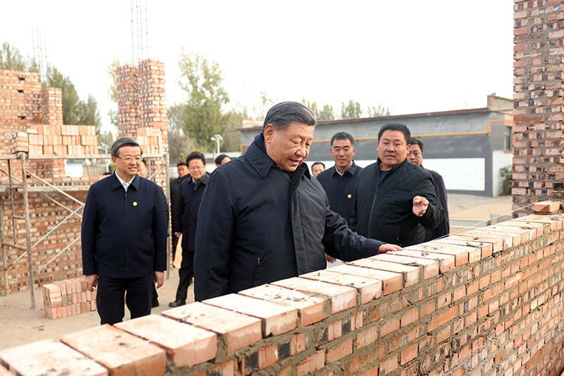 2023年11月10日，習(xí)近平總書記在河北保定涿州市刁窩鎮(zhèn)萬全莊村房屋重建施工現(xiàn)場(chǎng)考察。