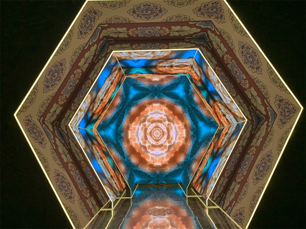 中國國家博物館“華彩萬象——石窟藝術(shù)沉浸體驗(yàn)”現(xiàn)場。人民網(wǎng)記者 韋衍行攝
