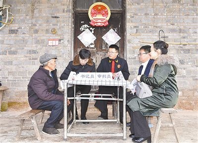  圖②：調(diào)解現(xiàn)場。