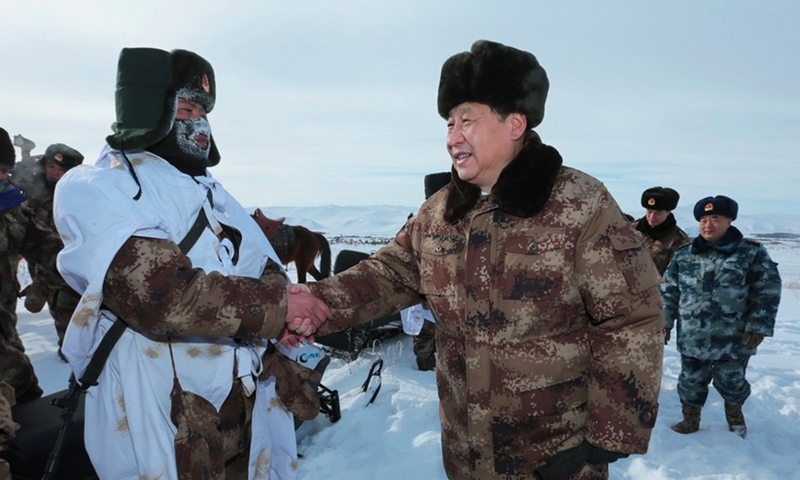 2014年1月26日，習(xí)近平總書記春節(jié)前夕冒嚴(yán)寒踏冰雪慰問邊防官兵。