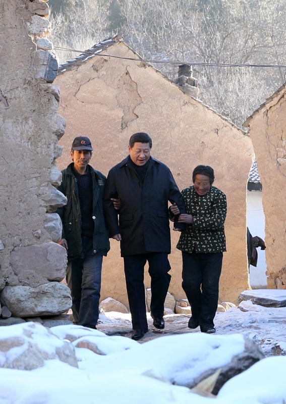 2012年12月30日，習(xí)近平總書記來到地處深山的河北阜平駱駝灣村，走進(jìn)困難群眾唐宗秀家慰問看望。