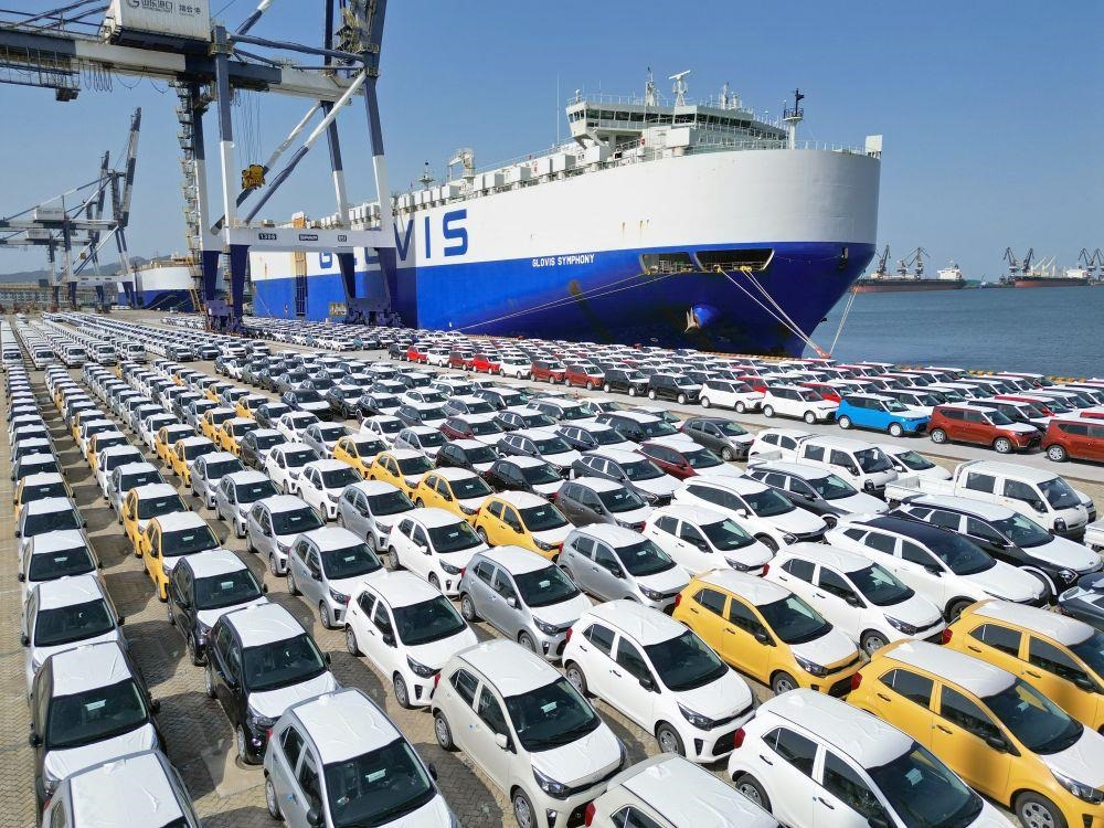 △2023年7月5日，大批出口商品車集結(jié)山東煙臺港準(zhǔn)備通過汽車滾裝船發(fā)運(yùn)。