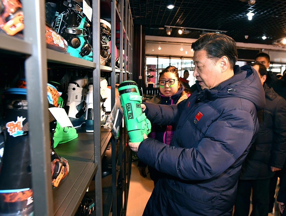2017年1月23日，習(xí)近平總書記在河北省張家口市云頂滑雪場雪具大廳了解各式雪具的不同功用。