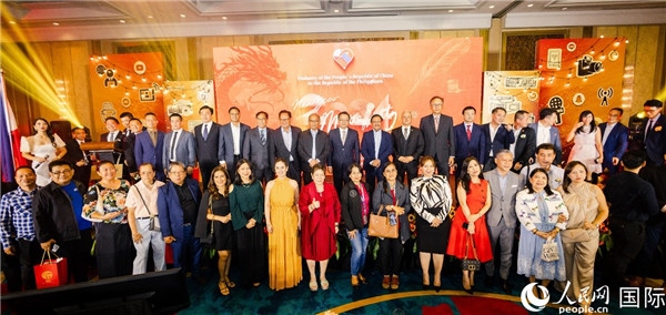 出席駐菲律賓使館2024年新年媒體沙龍部分嘉賓代表合影。人民網(wǎng)記者樊帆 攝