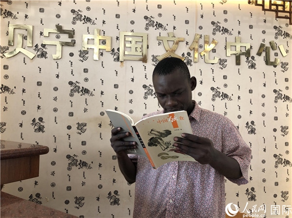 貝寧人在文化中心閱讀中國圖書。人民網(wǎng)記者 黃培昭攝