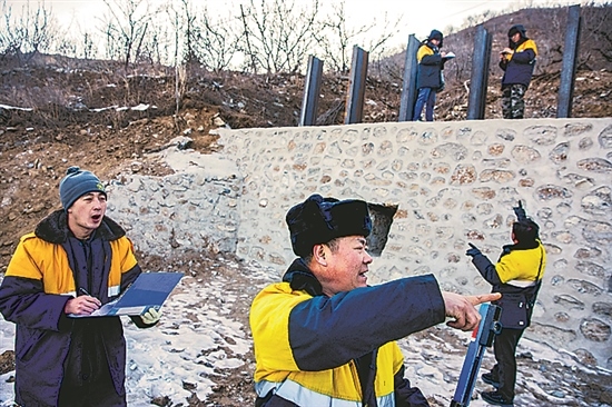 1月15日，門頭溝區(qū)妙峰山鎮(zhèn)，來自中國鐵路北京局的單秀松（左二）與同事正在鐵路線上進行防洪隱患排查工作。