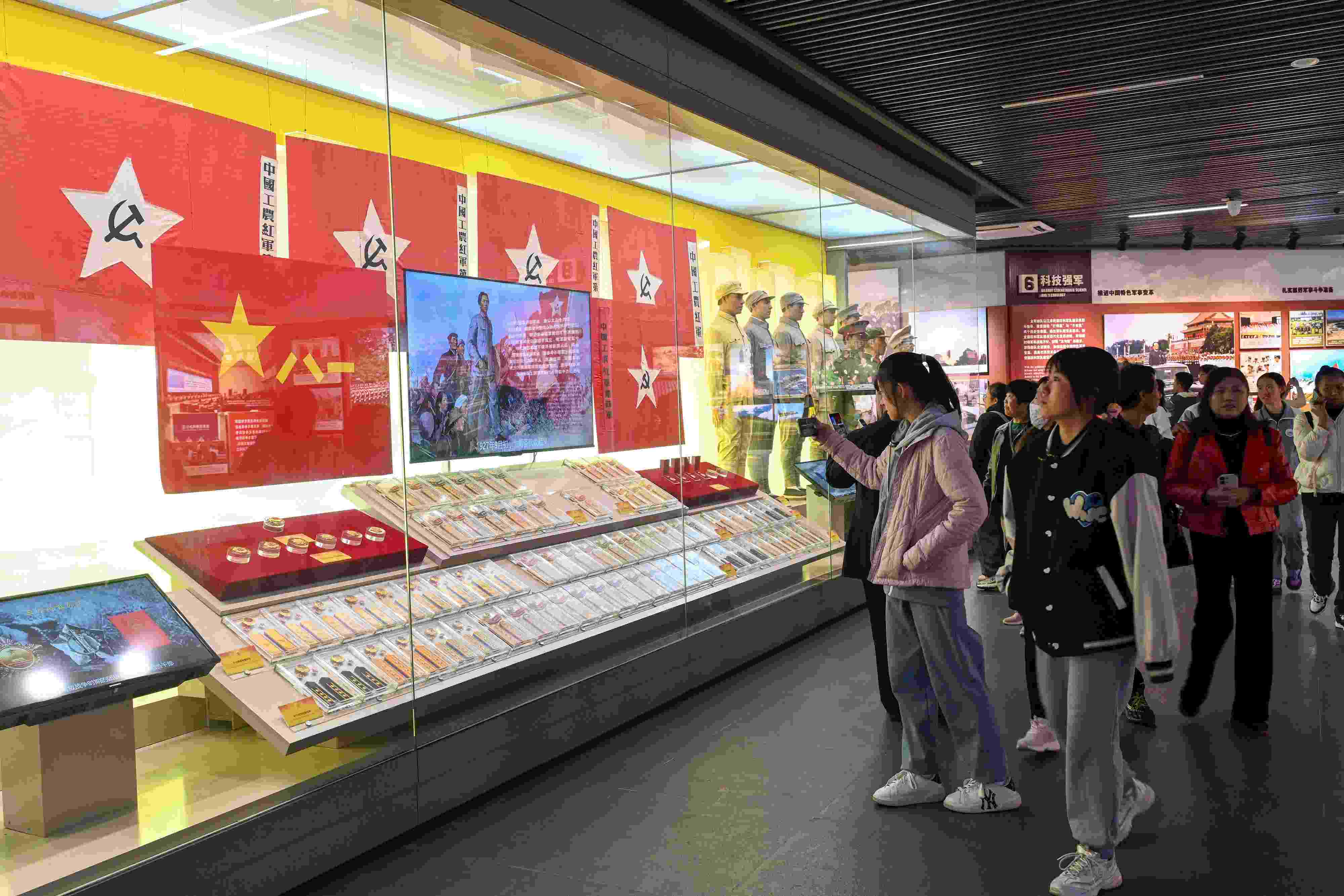 2023年11月15日，游客游覽參觀南昌八一起義紀(jì)念館，感受體驗(yàn)紅色文化的教育。