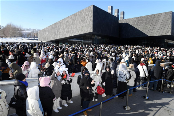2024年1月15日，哈爾濱，侵華日軍第七三一部隊(duì)罪證陳列館門口排隊(duì)的游客整齊有序。