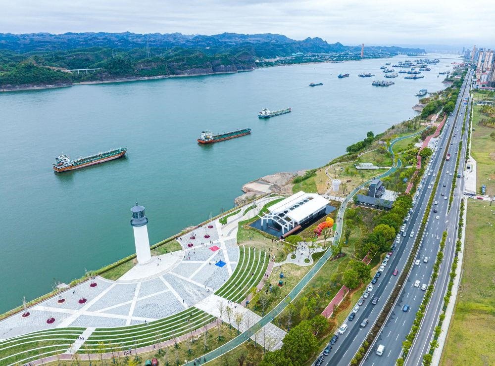 △湖北宜昌市濱江公園燈塔廣場。該廣場是在實施岸線復(fù)綠等綜合措施后，由老舊碼頭改造而成。