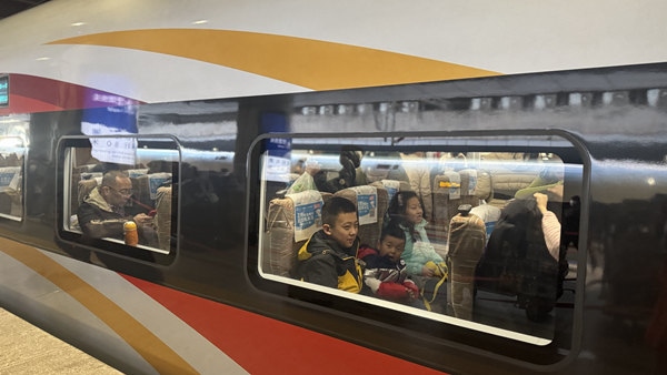 旅客乘坐高鐵列車。中國鐵路北京局供圖