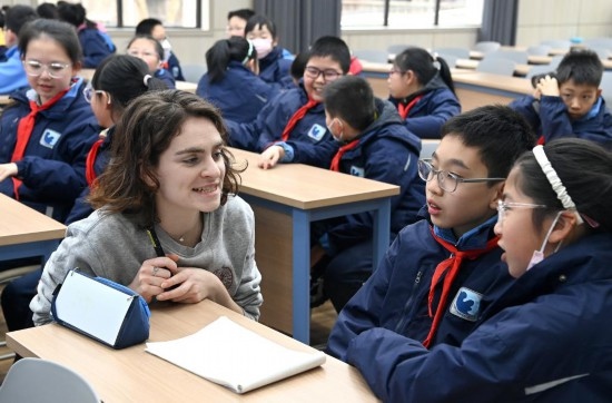  2023年12月18日，在西安新城區(qū)后宰門小學(xué)進(jìn)行的中法校園文化周法語語言沙龍上，西安法語聯(lián)盟的老師與學(xué)生進(jìn)行互動(dòng)。新華社記者 劉瀟 攝