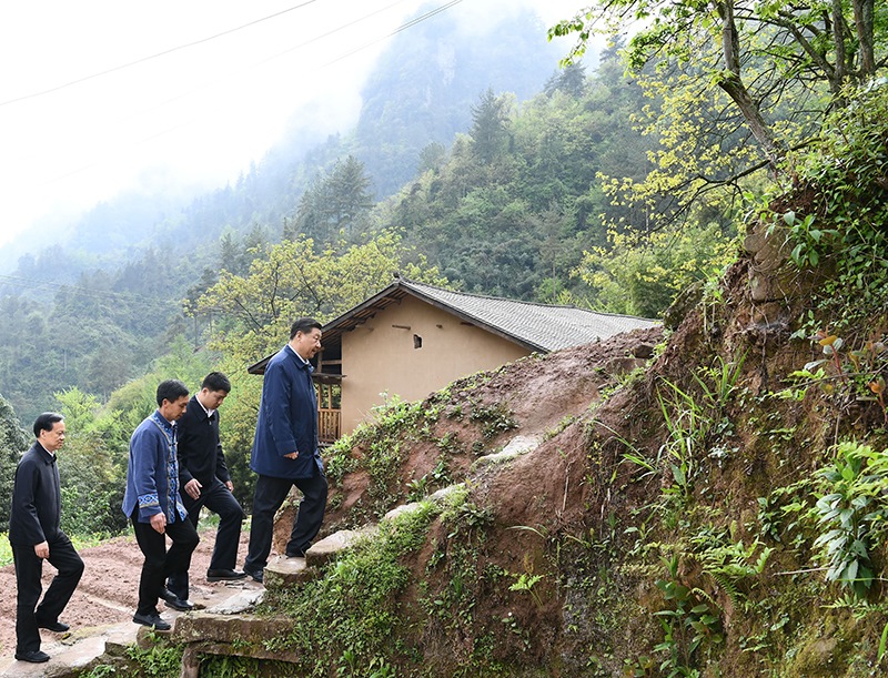 2019年4月15日，在重慶石柱土家族自治縣中益鄉(xiāng)華溪村，習(xí)近平總書(shū)記踏著濕滑的石階登上陡坡，前往貧困戶(hù)譚登周家看望。