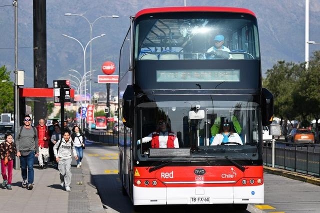 2023年10月31日，一輛由中國制造的新能源公交車行駛在智利首都圣地亞哥的主城區(qū)。新華社記者 辛悅衛(wèi)攝