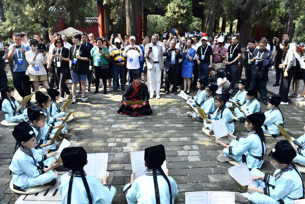 2023年6月27日，在曲阜孔廟，嘉賓和游客在聆聽孩子們誦讀《論語》。