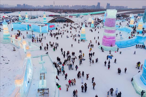 游客在哈爾濱冰雪大世界園區(qū)內(nèi)游玩（無人機(jī)照片，2024年1月4日攝）。新華社記者 謝劍飛 攝