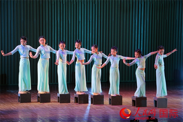 古典舞《碇步橋》。人民網(wǎng) 許可攝