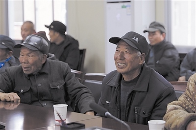  圖③：農民工臉上洋溢著笑容。