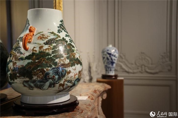 嘉賓和公眾參觀“絲路瓷行”——中國景德鎮(zhèn)陶瓷文化特展。人民網(wǎng)記者 尚凱元攝