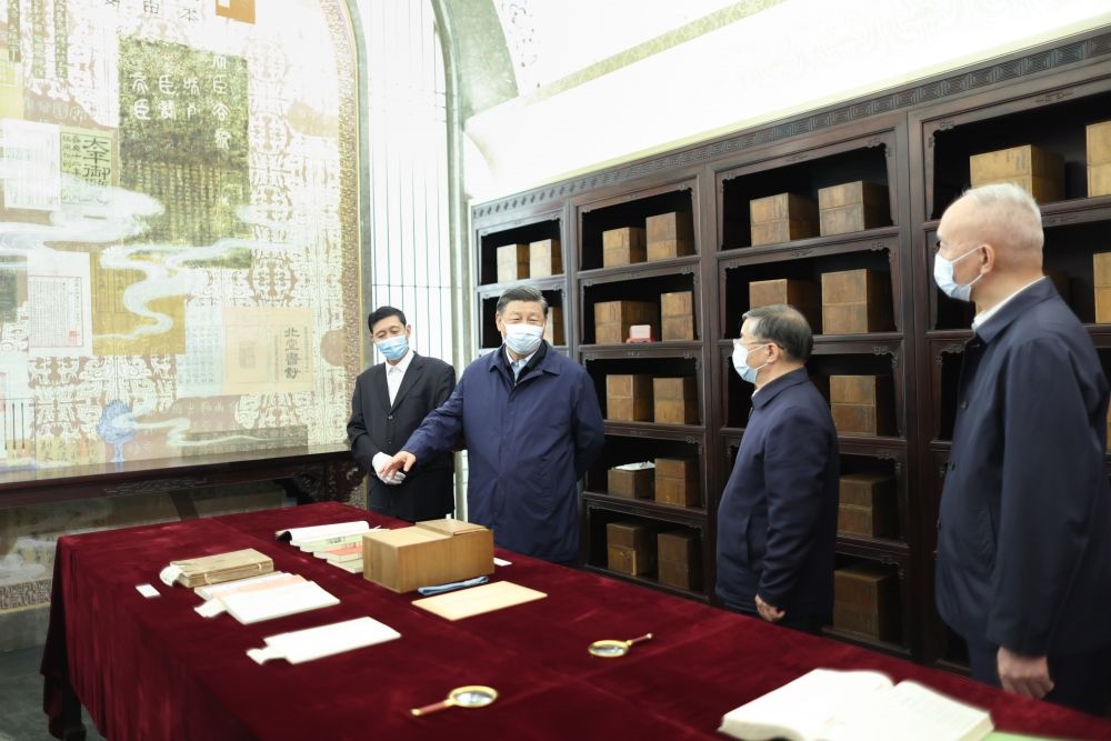 2023年6月1日下午，習(xí)近平在位于北京的中國(guó)國(guó)家版本館考察時(shí)，在蘭臺(tái)洞庫(kù)了解館藏精品版本保存情況。新華社記者 鞠鵬 攝