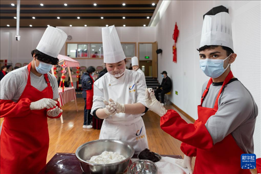 1月28日，在復(fù)旦大學(xué)第二附屬學(xué)校，美國馬斯卡廷中學(xué)學(xué)生展示自己制作的湯圓。 新華社記者 王翔 攝