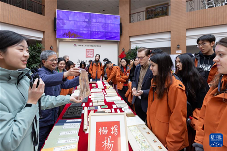 1月29日，在復(fù)旦大學(xué)，美國馬斯卡廷中學(xué)學(xué)生了解中國古籍裝幀與修復(fù)技術(shù)。 新華社記者 王翔 攝