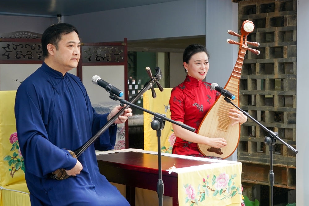 評彈藝人在蘇州平江路上的一家評彈店內(nèi)進(jìn)行表演（2023年7月7日攝）。新華社記者 李博 攝
