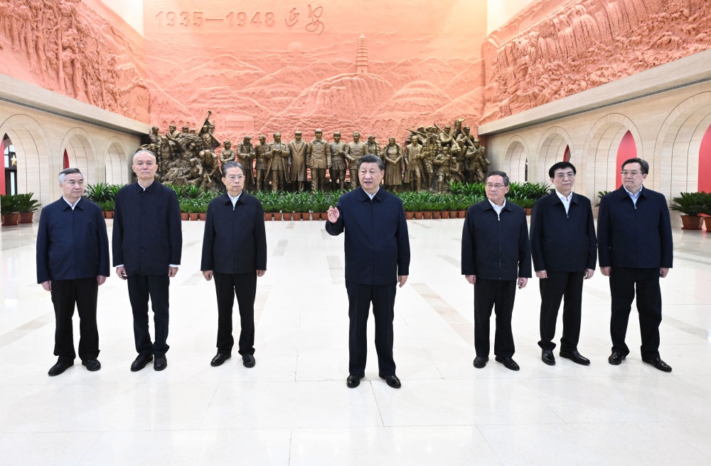 2022年10月27日，習(xí)近平在延安革命紀(jì)念館參觀《偉大歷程——中共中央在延安十三年歷史陳列》結(jié)束時(shí)發(fā)表重要講話。新華社記者 燕雁 攝