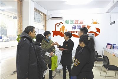  圖③：調(diào)解后，法官現(xiàn)場向當(dāng)事人做釋法析理工作。