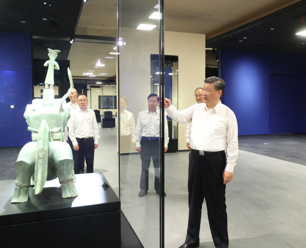 2023年7月26日下午，習(xí)近平在位于四川省德陽(yáng)市廣漢市的三星堆博物館新館參觀。新華社記者 鞠鵬 攝