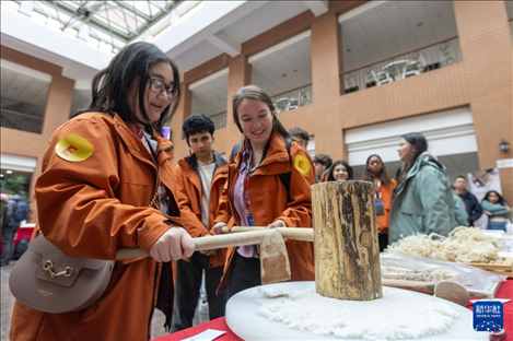 1月29日，在復(fù)旦大學(xué)，美國馬斯卡廷中學(xué)學(xué)生用錘子打紙漿，親身體驗古法制作紙張。 新華社記者 王翔 攝