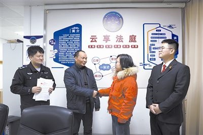  圖②：雙方當(dāng)事人達(dá)成調(diào)解協(xié)議，握手言和。