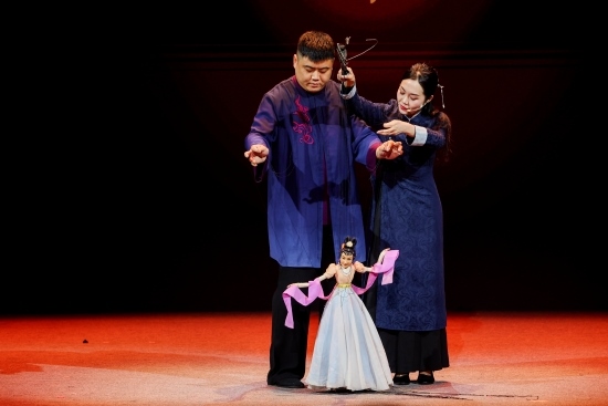 “何以中國·向海泉州”網(wǎng)絡(luò)主題活動現(xiàn)場，蔡思雅和搭檔表演提線木偶戲。