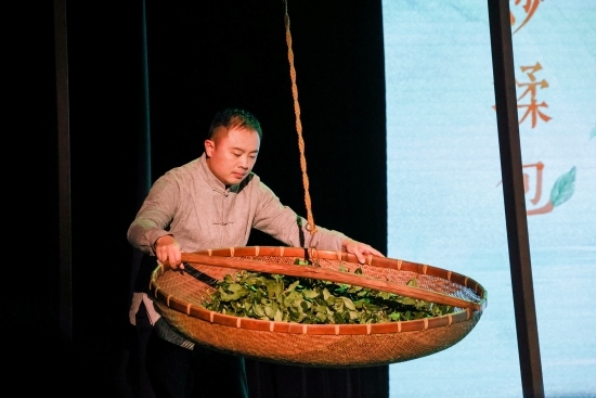 “何以中國·向海泉州”網(wǎng)絡(luò)主題活動現(xiàn)場，魏嘉宏表演搖青。